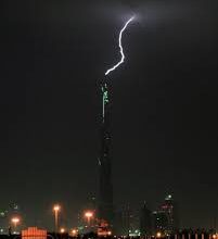 صاعقة رعدية ضربت برج خليفة