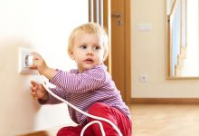 المحافظة على أمان سلامة الأطفال في المنزل